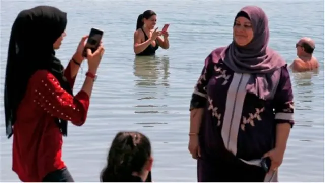 అవివాహిత జంటలు హోటల్లో కలిసి ఉండచ్చు