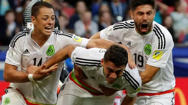 Héctor Moreno celebra su tanto junto a Chicharito y Oribe Peralta