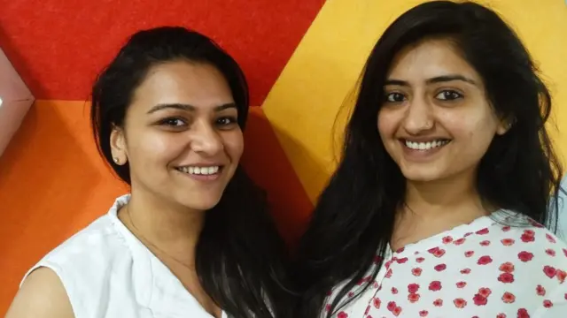 দিল্লিতে ক্রিকেট অনুরাগী সম্রুদ্ধা (বাঁয়ে) ও ক্রীড়া সাংবাদিক শামিনা শেখ