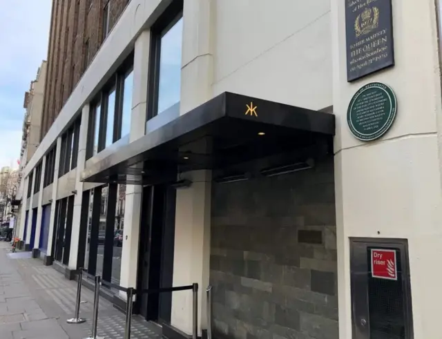 دو تختیاں اس جگہ کی نشان دہی کرتی ہیں جہاں گھر کھڑا تھا