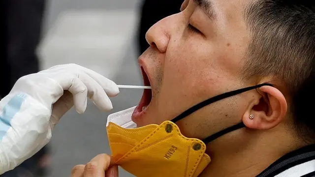 Chính quyền Bắc Kinh tiến hành xét nghiệm Covid hàng loạt sau khi số ca nhiễm tăng vọt