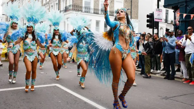 شارك العارضون بأزياء احتفالية وقدموا عروضا راقصة في شوارع لندن.