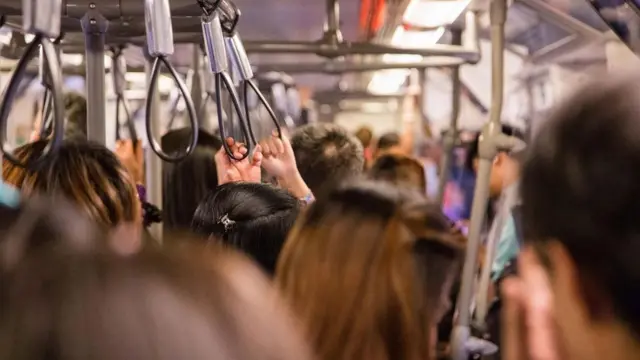 ركاب في قطار مزدحم