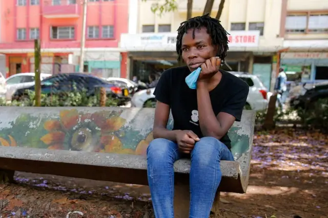 ``நாங்கள் எல்லோருமே எங்கள் குழந்தைக்கு தாயாகிட விரும்புகிறோம்'' என்று ரெபெக்கா கூறினார். ``தெருவில் வாழ்வது எங்களின் குற்றமல்ல'' என்றார் அவர்.