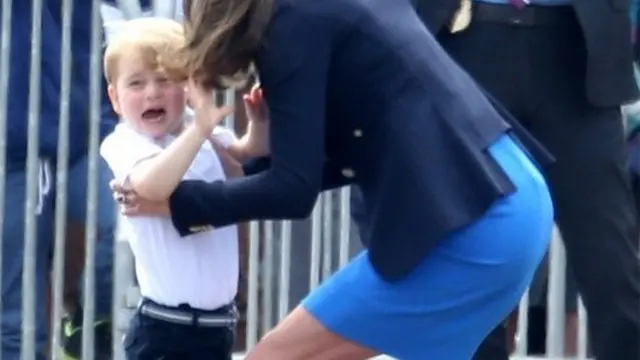 принц Джордж с мамой