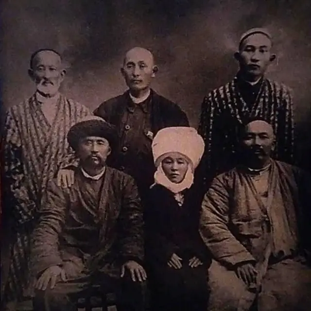 Сүрөттө: оңдо алдыңкы катарда олтурган Жамшитбек Карабеков, экинчи катарда оңдо Жамшитбектин артында турган Кадырбек Камчыбеков.