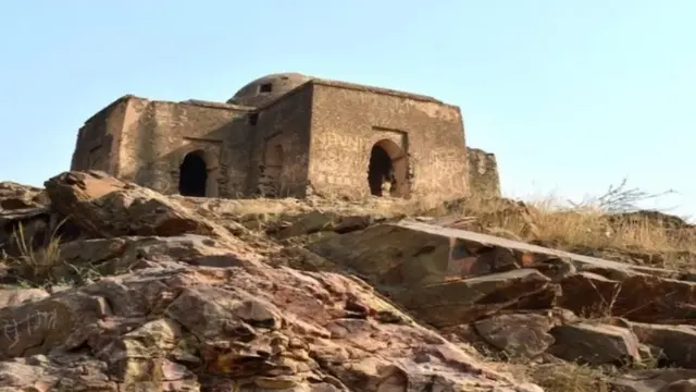 பிருத்விராஜின் அரசவை, இடம்- ஹரியானாவின் பிவானி