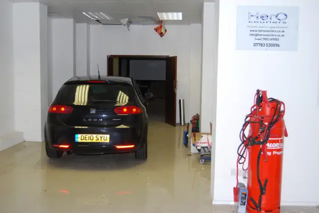 Машина Навида Али в гараже компании Hero Couriers