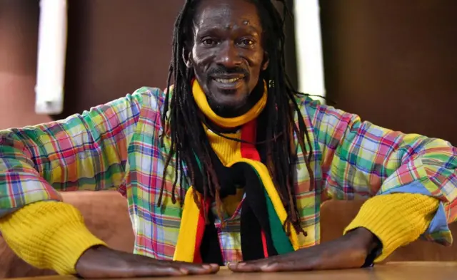 Artistiin Siyeraa Liwon Jaankaa Naabaay