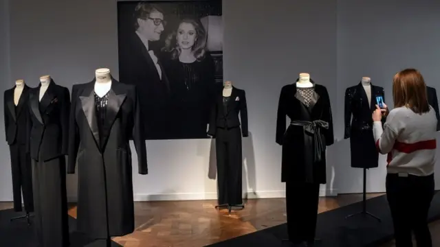 Виставка одягу Катрін Деньов у Парижі