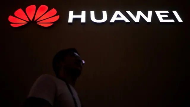 美国联邦通讯委员会四月曾建议,禁止政府机构向"可能对美国通讯网络构成安全威胁的公司"采购,分析认为这包括华为。