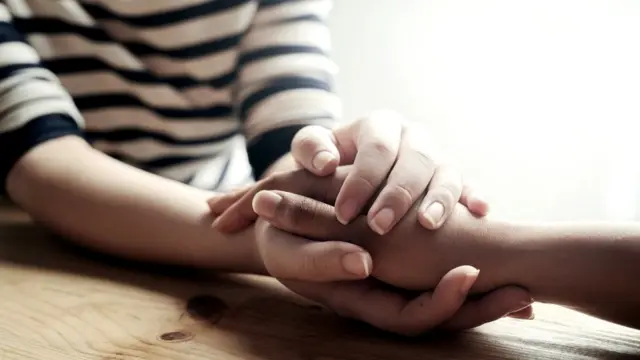 Dos manos agarrándose