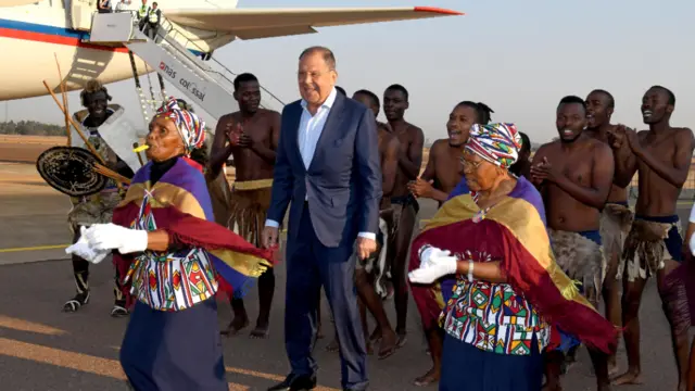Afirka ta Kudu ta karrama ministan harakokin wajen Rasha Sergei Lavrov ta hanyar raye-raye na gargajiya a ranar Talata kafin soma taron Brics a Johannesburg.