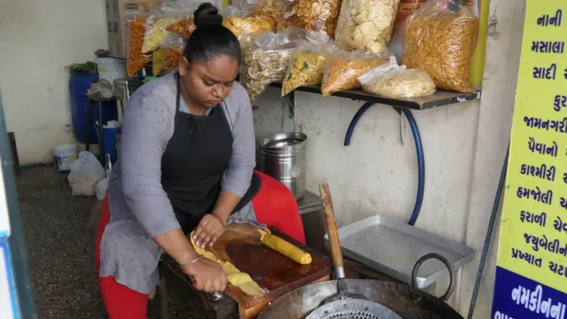 કોરોનામાં પિતા ગુમાવ્યા બાદ ગાંઠિયા બનાવીને પરિવારનું ગુજરાન