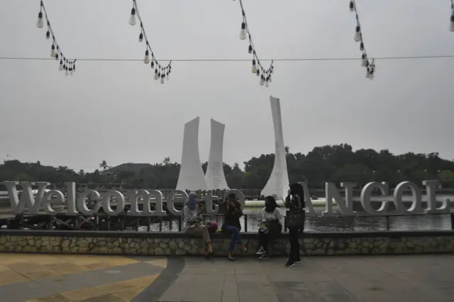 Suasana kawasan Taman Impian Jaya Ancol jelang pembukaan kembali di Jakarta, Senin (15/06).