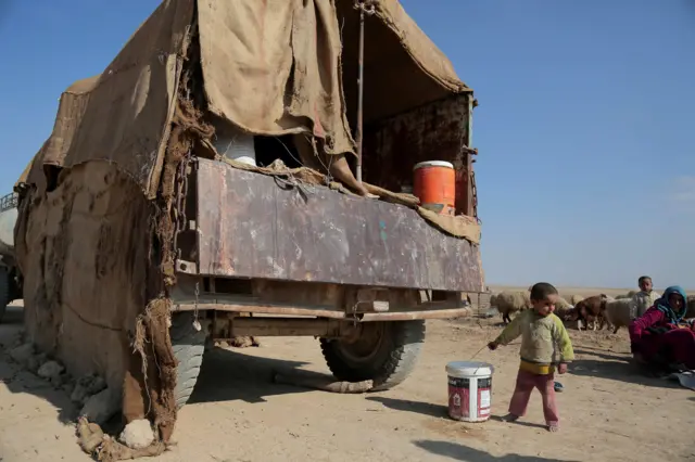 طفل من أبناء النازحين في الرقة