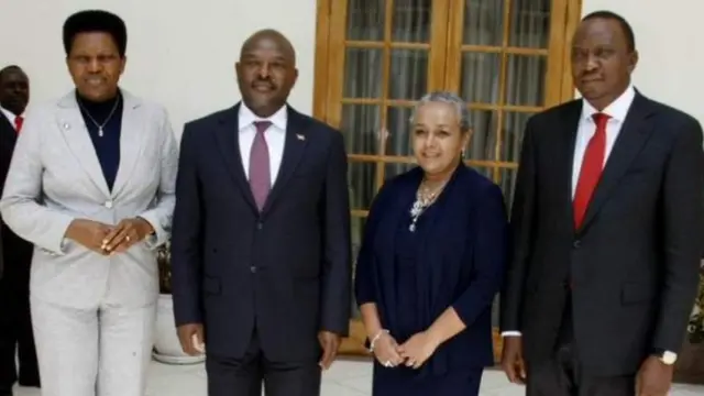 Perezida Kenyatta (iburyo) yabaye mu ba mbere mu kwihanganisha u Burundi kubera urupfu rwa Perezida Nkurunziza