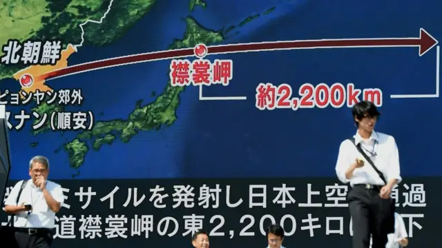 Cidadãos japonesesslot poker pro for appsfrente a uma grande tela que mostra a trajetória do ultimo míssil norte-coreano