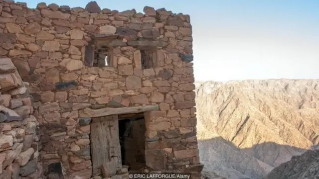 ناحیه کوهستانی عسیر به این خاطر برای قحطانی‌ها جذاب بود که هم امنیت آن‌ها را حفظ می‌کرد و هم به آن‌ها خودمختاری می‌داد