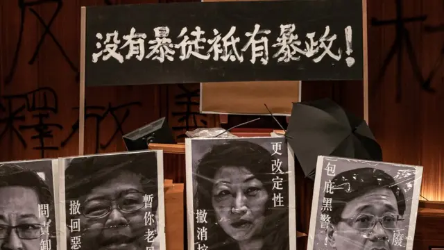 香港示威者7月1日占领立法会议场。