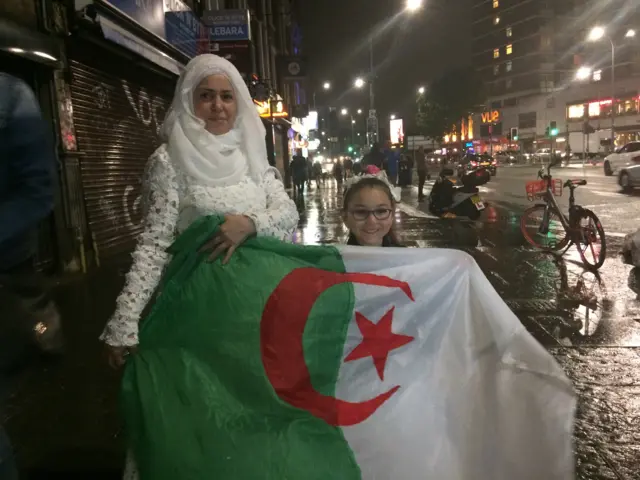 Tous les Algériens de Londres marchent vers Trafalgar Square pour célébrer la victoire.