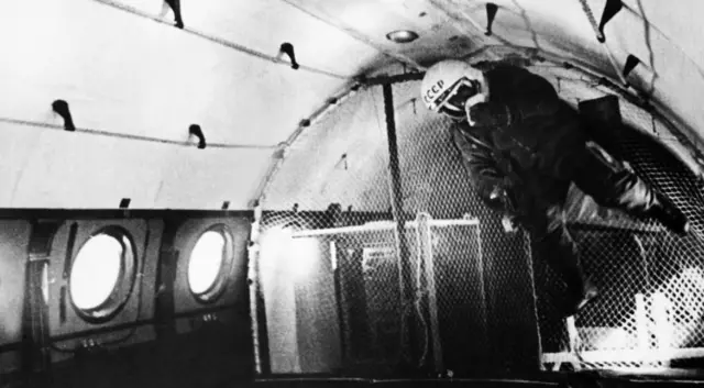 Kosmonauti su morali da prođu mnoge iste vežbe koje su radili i Nasini astronauti, kao što je trening u bestežinskom stanju