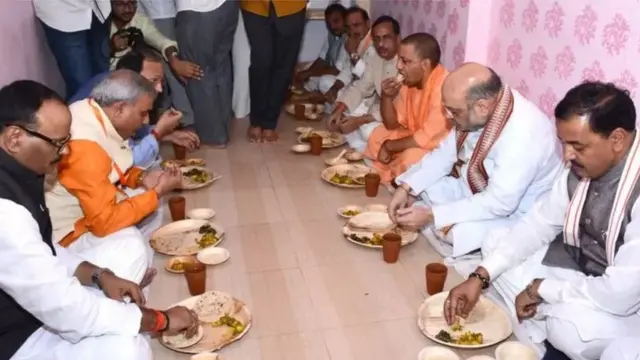 بی جے پی رہنما پسماندہ طبقے کے لوگوں کے گھر کھانا کھاتے ہوئے