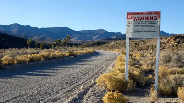 일급 기밀인 '51구역'과 같은 군사 기지가 국가 안보상의 이유로 기밀로 남아 있다보면, 평범한 사실을 두고 감질나는 음모가 만들어지기도 한다