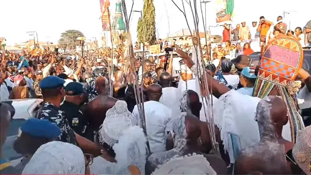 Awọn ero pẹlu Ọọni Ogunwusi to de Ade Are to si n juwọ sawọn ero nibi ajọdun ọlọjọ tọdun 2021