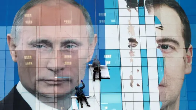 Putin ve Medvedev posterleri