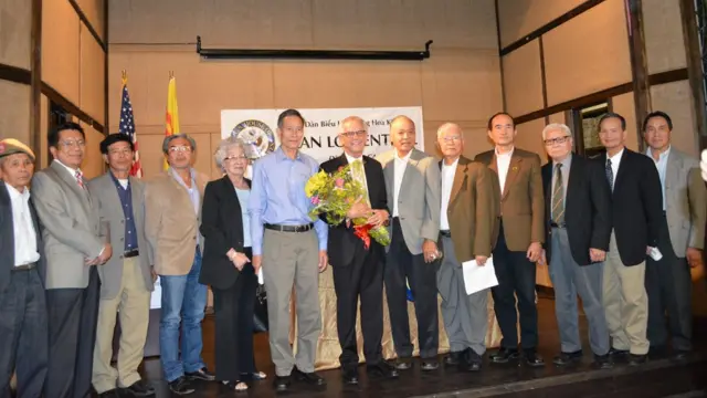 Dân biểu Alan Lowenthal chụp cùng blogger Nguyễn Văn Hải và một số công dân người Mỹ gốc Việt