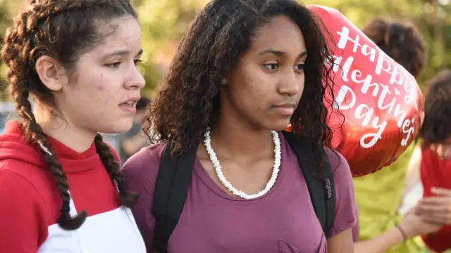 Dos alumnas de la secundaria Stoneman Douglas