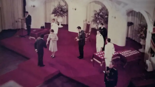 여왕으로부터 MBE 훈장을 받는 세드릭 제이콥스