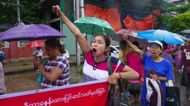 မီတာခနှုန်းထားတွေတိုးမြှင့်တာကို ဇူလိုင်လ ၃ရက်နေ့ က ရန်ကုန်မြို့ဗိုလ်တထောင်မြို့နယ်မှာ စီတန်းလှည့်လည်ကာ ကန့်ကွက် ဆန္ဒထုတ်ဖော်သူတွေ