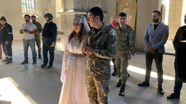 纳戈尔诺—卡拉巴赫地区舒沙市一对新人在满布弹痕的教堂废墟内行礼结婚（26/10/2020）
