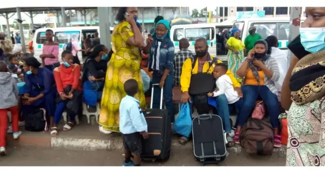 Abantu bagaragaye ejo ahategerwa imodoka ari benshi bashaka izibavana mu mujyi wa Gisenyi