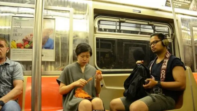 मेट्रोमध्ये काम करणारे लोक