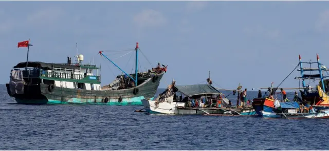 विवादित स्कारबोरो द्वीपों के पास गश्त लगाते चीनी कोस्टगार्ड