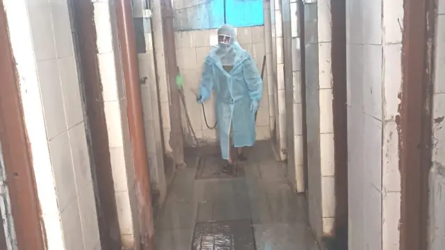 कई स्लम में कोविड-19 की वजह सार्वजनिक शौचालय भी रहे हैं