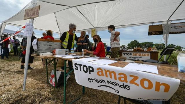Un cartel que dice "Stop Amazon"