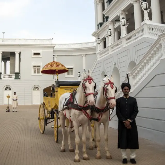 ফলুকনামা প্যালেসের বাইরে অপেক্ষারত গাড়ি ও কোচোয়ান