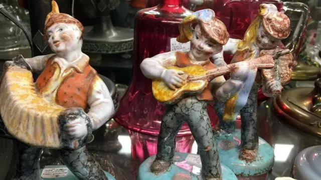 أحد متاجر التحف والمقتنيات الأثرية