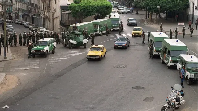 Le 30 juin 1991 à Alger, la police encercle la permanence du Front islamique du Salut pour arrêter Abassi Madani.