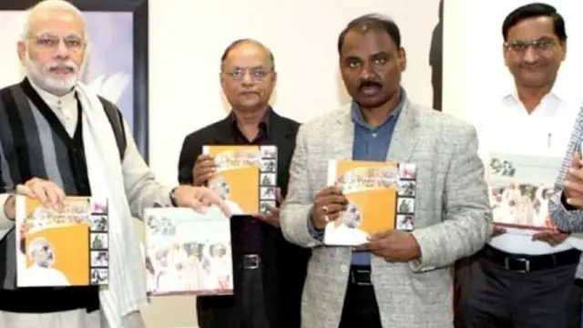 प्रधानमंत्री नरेंद्र मोदी के साथ जीसी मुर्मू