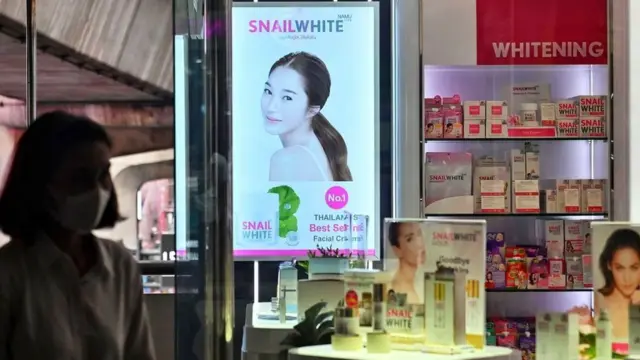 የቆዳ ማቅላትን የሚያበረታታ ማስታወቂያ