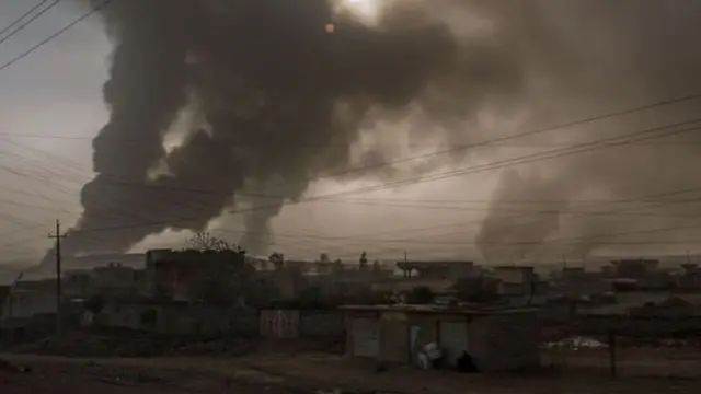 হাম্মাম আল আলিল ছেড়ে গেছে আইএস, কিন্তু যাবার সময় তেল কূপগুলো জ্বালিয়ে গেছে আইএস।