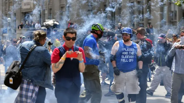 有人向游行队伍施放爆竹。