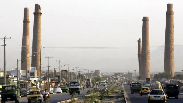 د هرات مصلی کې پنځه څلي دي، چې د تیموریانو د واکمنۍ پرمهال جوړ شوي، خو یو څلی کوږ شوی او د ړنګېدو له ګواښ سره مخامخ دی