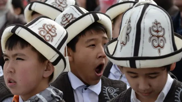 په قرغیزستان کې نارینه له کوچنیوالي دا خولۍ پرسروي