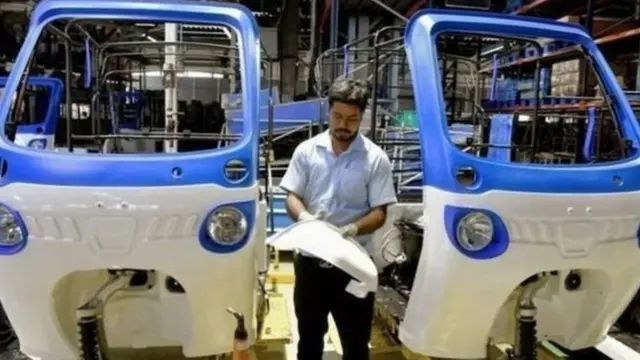 ફૅકટરીમાં કામ કરતાં લોકો